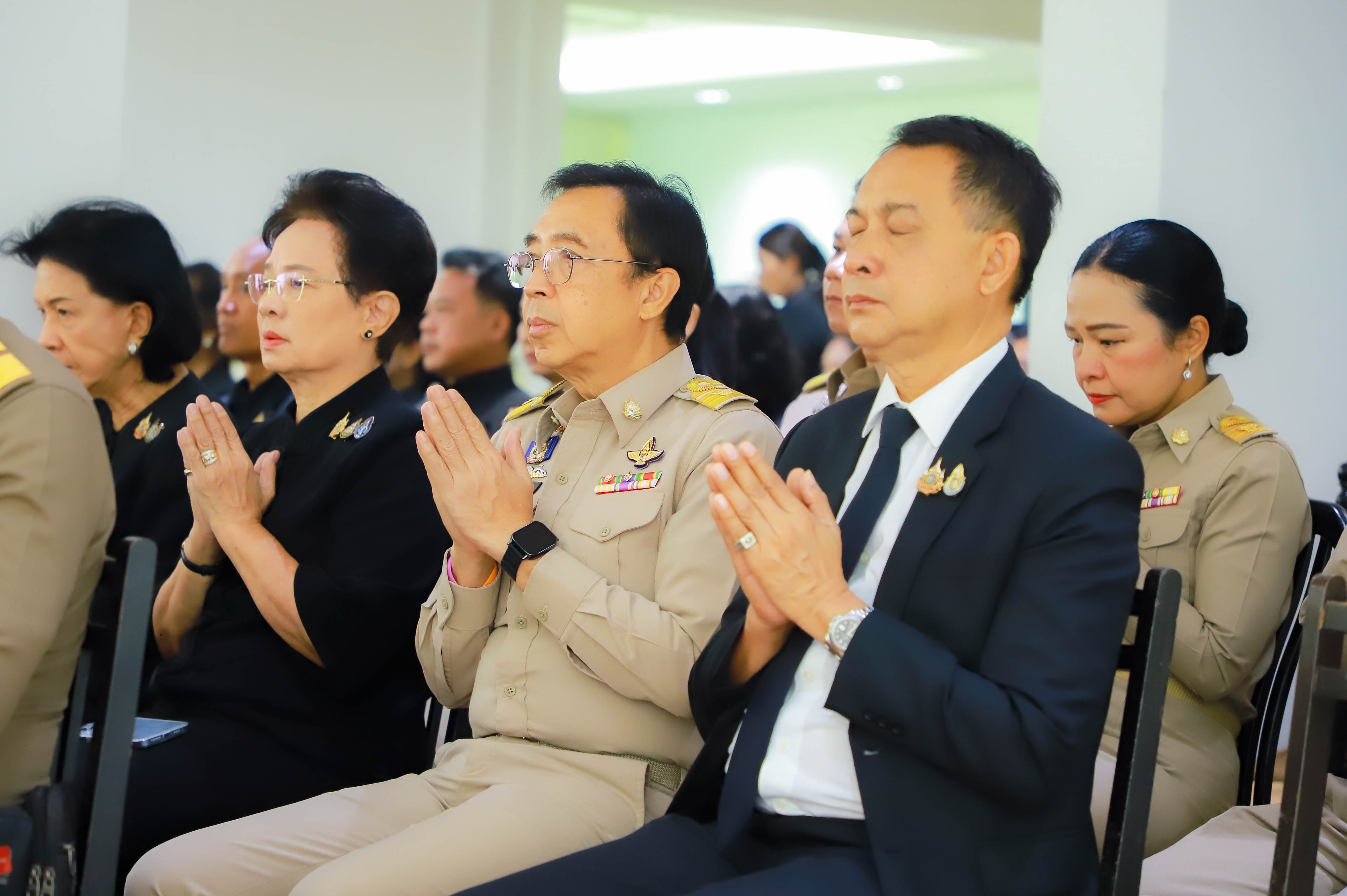 title - ส.ป.ก. เข้าร่วมพิธีเจริญพระพุทธมนต์บำเพ็ญพระราชกุศล ถวายความอาลัยแด่ สมเด็จพระนางเจ้าสิริกิติ์ พระบรมราชินีนาถ พระบรมราชชนนีพันปีหลวง และสมเด็จพระเจ้าลูกเธอ เจ้าฟ้าพัชรกิติยาภา นเรนทิราเทพยวดี กรมหลวงราชสาริณีสิริพัชร มหาวัชรราชธิดา
